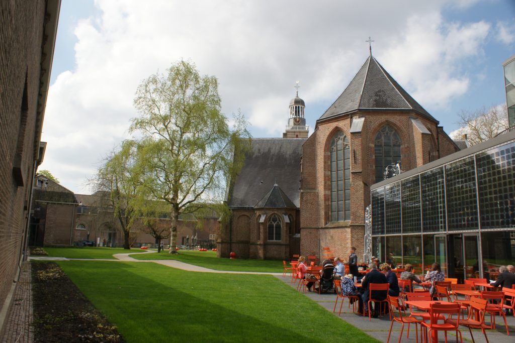Nicolaaskerkhof 10, binnentuin Nicolaikerk en Centraal Museum