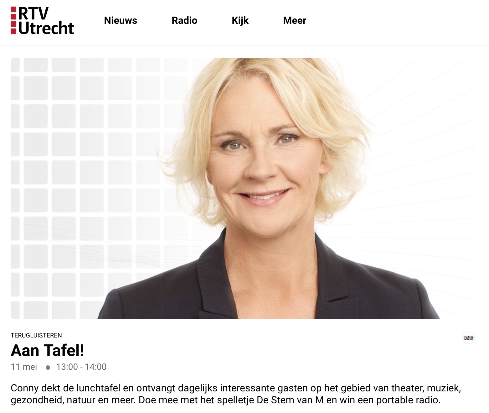 Schermafbeelding van de webpagina van dit radioprogramma bij RTV Utrecht. Er staat een foto van de presentratrice op, met deze tekst eronder:

Conny dekt de lunchtafel en ontvangt dagelijks interessante gasten op het gebied van theater, muziek, gezondheid, natuur en meer. Doe mee met het spelletje De Stem van M en win een portable radio.